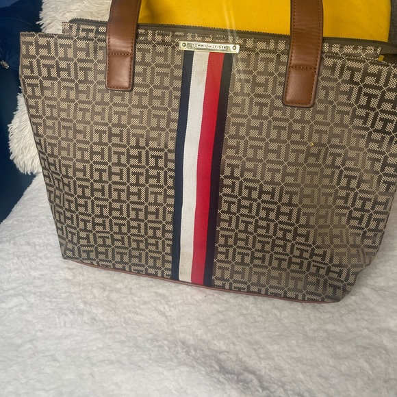 Tommy Hilfiger - Picture 2 of 3